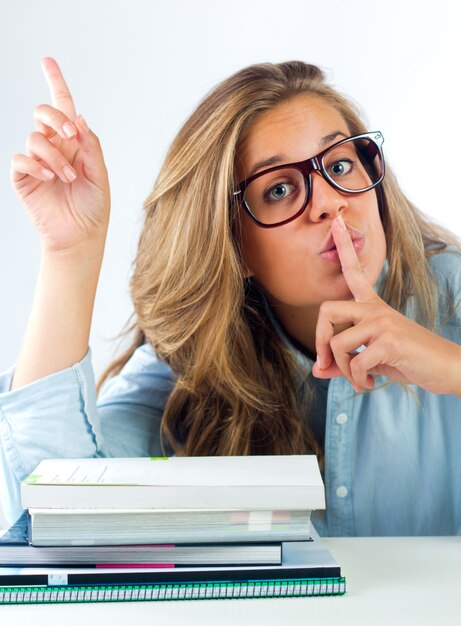 Studio Portret van mooie jonge student vrouw poseren met boeken