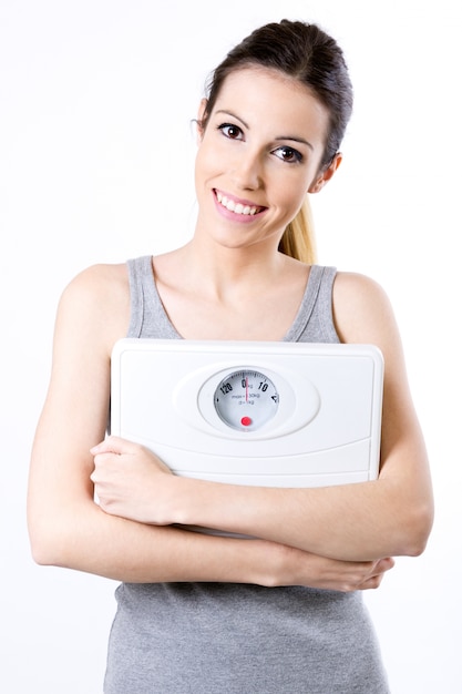 Gratis foto studio portret van mooie jonge vrouw poseren