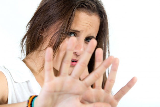 Gratis foto studio portret van mooie jonge vrouw poseren