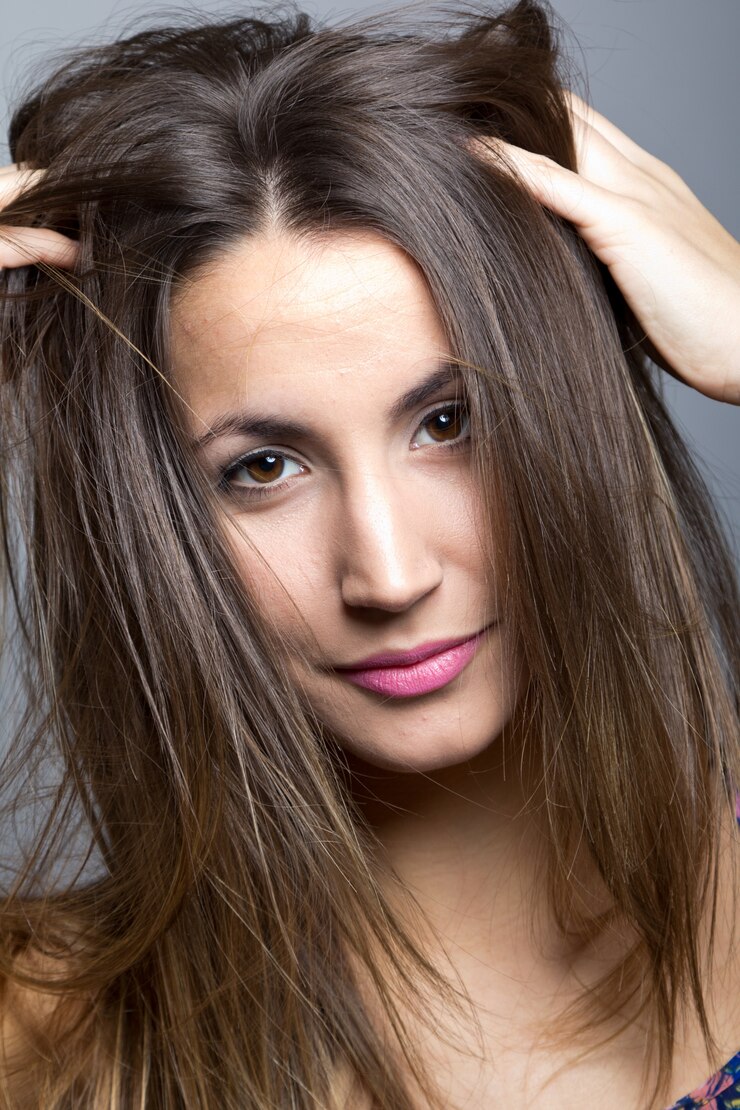 Gratis Foto studio portret van mooie jonge vrouw poseren