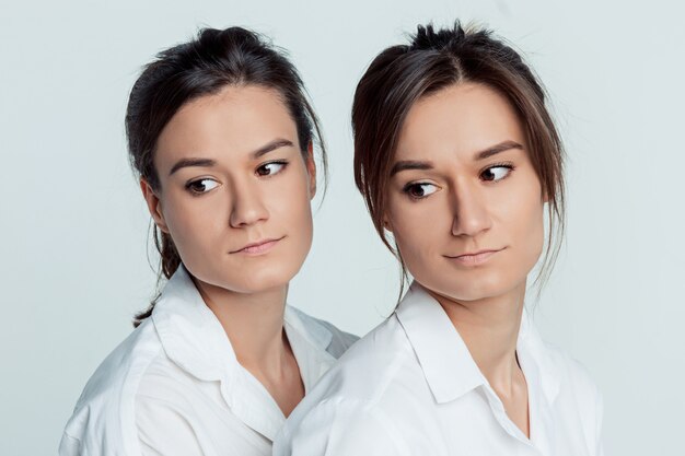 Studio portret van vrouwelijke tweeling