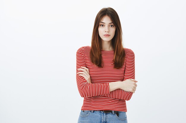 Studio shot van een brunette meisje in casual outfit