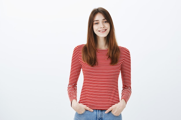 Studio shot van een brunette meisje in casual outfit