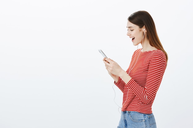 Studio shot van een brunette meisje in casual outfit