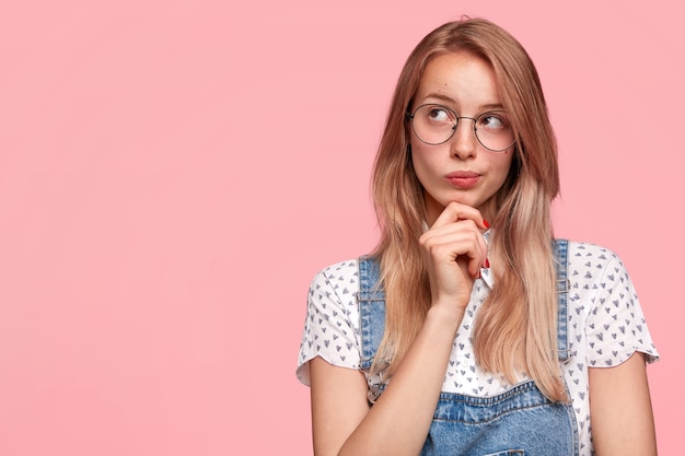 Studio shot van jonge vrouw met aantrekkelijk uiterlijk