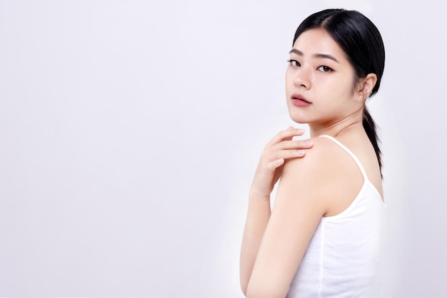 Studio shot van mooie jonge Aziatische vrouw met schone frisse huid op witte achtergrond Gezichtsverzorging Gezichtsbehandeling Cosmetologie schoonheid en spa