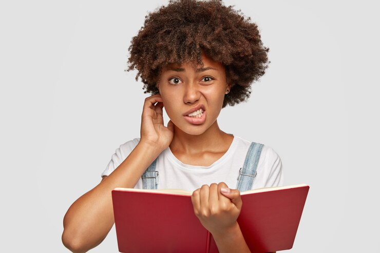 Gratis Foto studio shot van ongelukkig ontevreden vrouw houdt boek