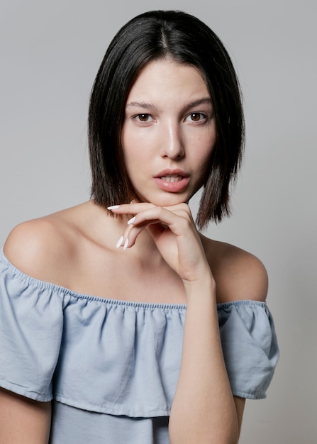 Studio shot van vrouw die zich voordeed