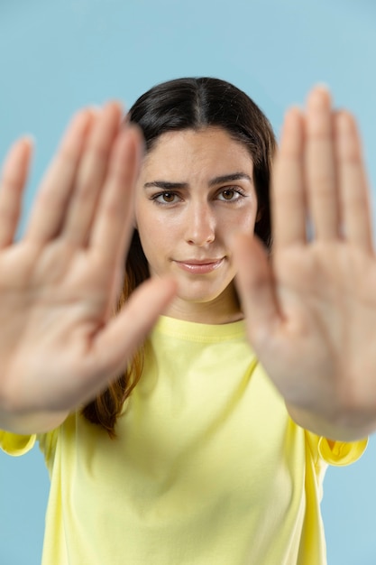 Studioportret van jonge mooie vrouw