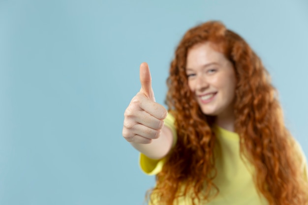 Gratis foto studioportret van jonge roodharige vrouw