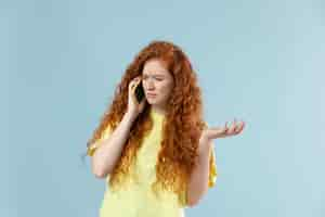 Gratis foto studioportret van jonge vrouw met rood haar