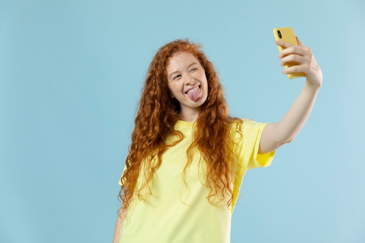 Gratis Foto studioportret van vrouw met rood haar