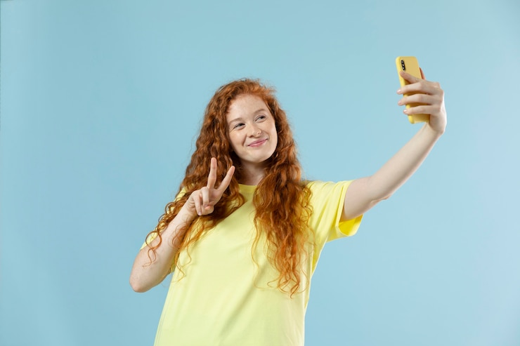 Gratis Foto studioportret van vrouw met rood haar