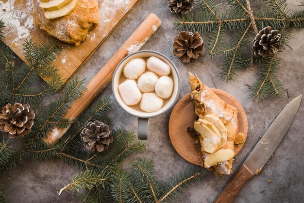 Stuk appeltaart met koffiekopje