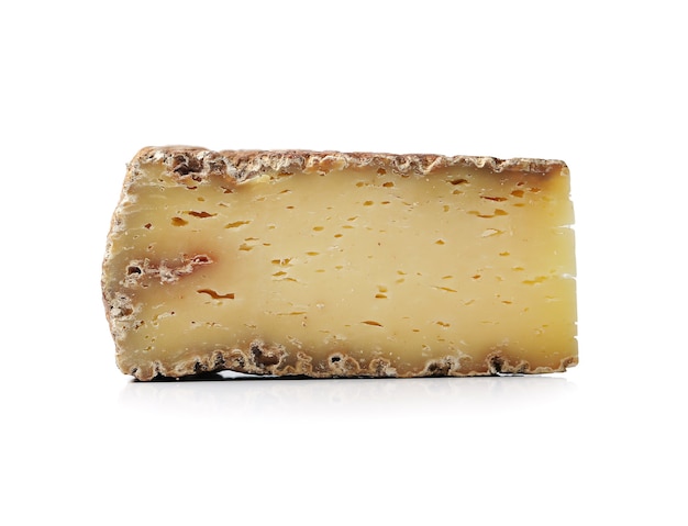 Stuk kaas op een witte ondergrond