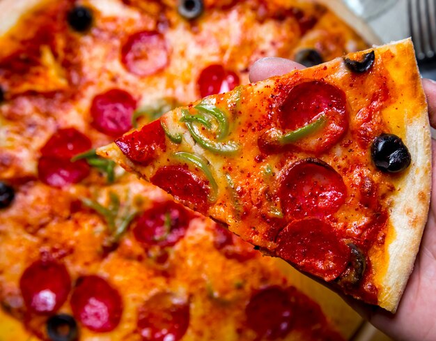 Stuk salami pizza olijven kaas peper bovenaanzicht