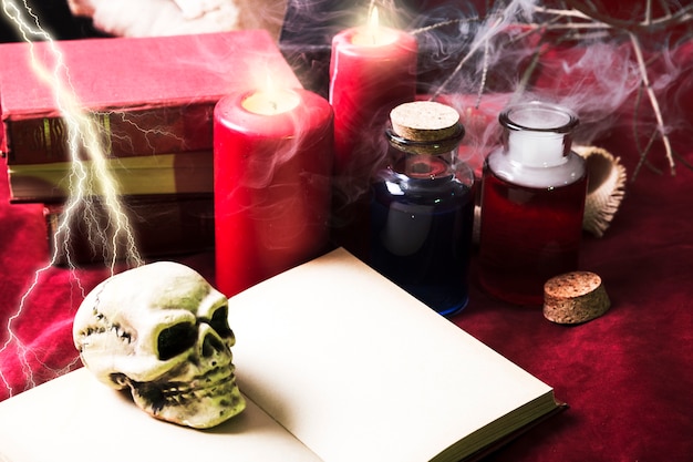 Stuk speelgoed schedel op boek met Halloween-decoratie