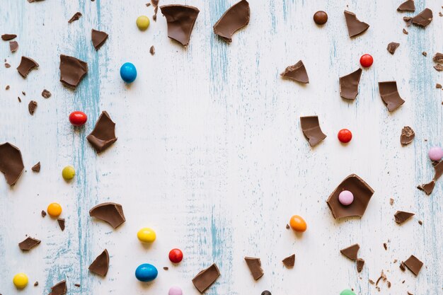 Stukjes chocolade en snoep