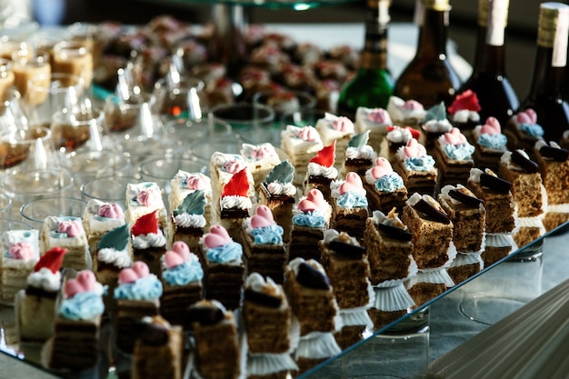 Stukjes chocoladekoekjes versierd met roze en blauwe glazuur