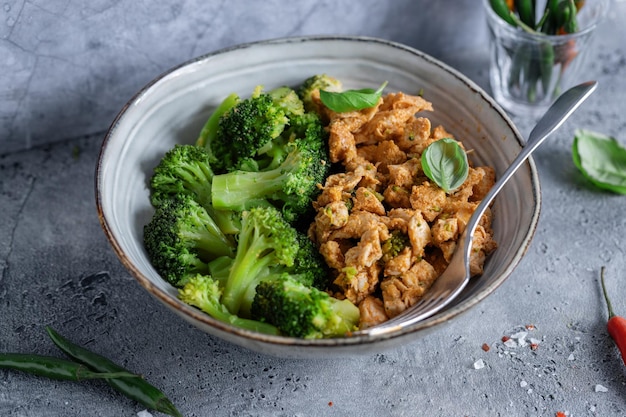 Gratis foto stukjes kipfilet met groenten op bord