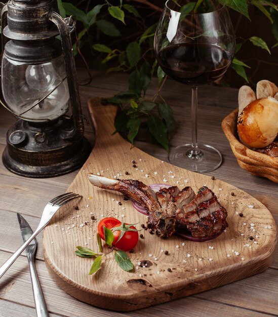 stukjes lamssteak op bot met zeezout spinkles, op houten bord