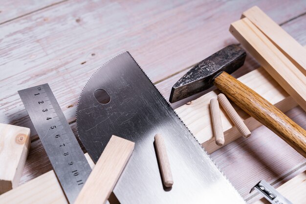 Stukken hout en gereedschap voor constructie en reparatie op een houten tafel