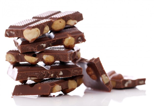 Stukken melkchocolade met noten
