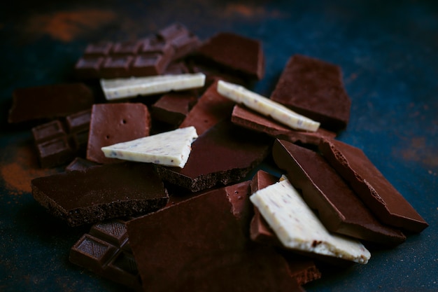 Stukken van donkere, witte en melkchocolade. Bovenaanzicht