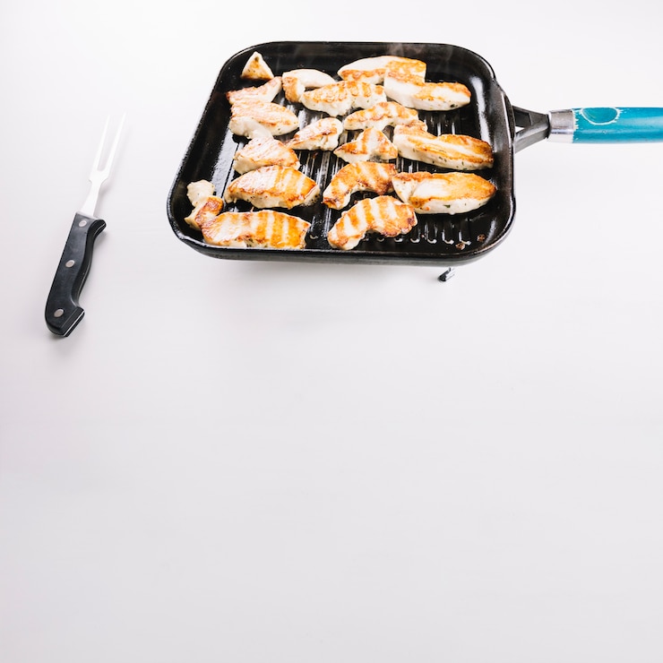 Gratis Foto stukken van kip op pan dichtbij vork