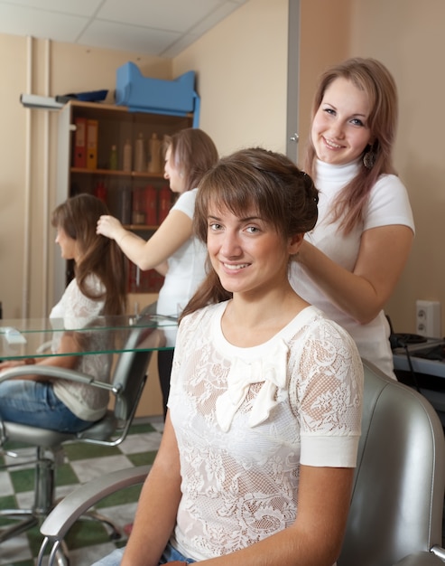 Stylist werkt op vrouwelijk haar in salon