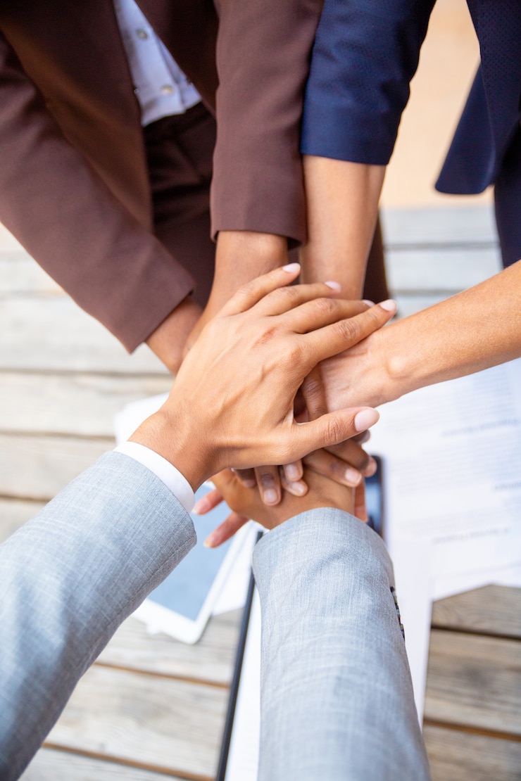 Gratis Foto succesvol commercieel team dat eenheid uitdrukt