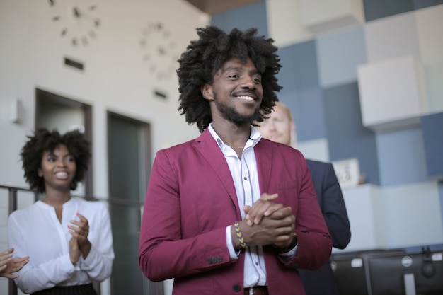 Succesvolle Afro-Amerikaanse teamleider die een presentatie doet tijdens een zakelijke bijeenkomst in een modern kantoor