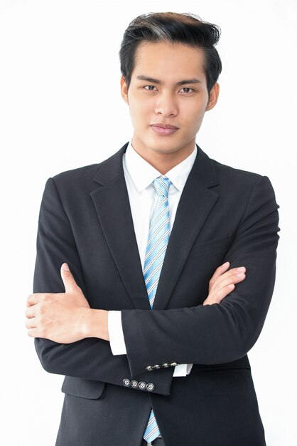 Succesvolle ambitieuze Aziatische zakenman in pak