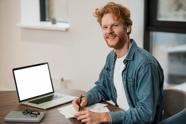 Succesvolle bedrijfspersoon die vanuit kantoor werkt