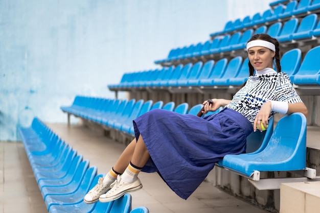 Succesvolle Sportvrouw met racket op de tennisbaan. Gezonde levensstijl