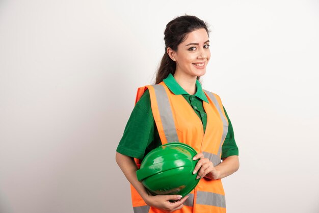 Succesvolle vrouw in veiligheidshelm die uniform draagt. Hoge kwaliteit foto