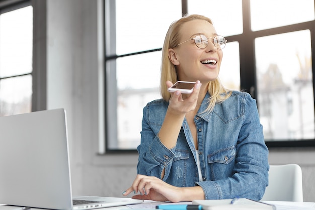 Succesvolle vrouwelijke teamleider aan de telefoon