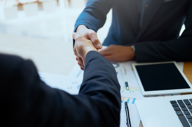 Succesvolle zakelijke handshaking na goede deal.