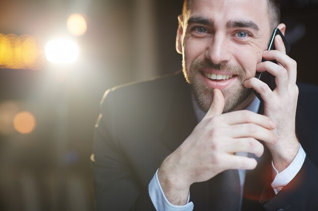 Succesvolle zakenman bellen via smartphone