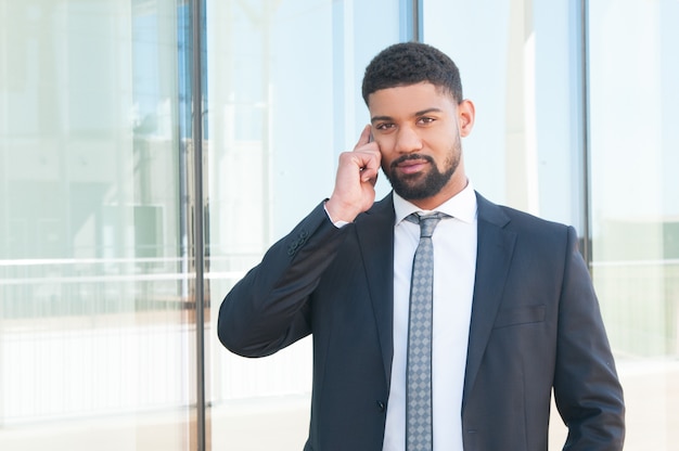 Succesvolle zakenman die op telefoon spreekt