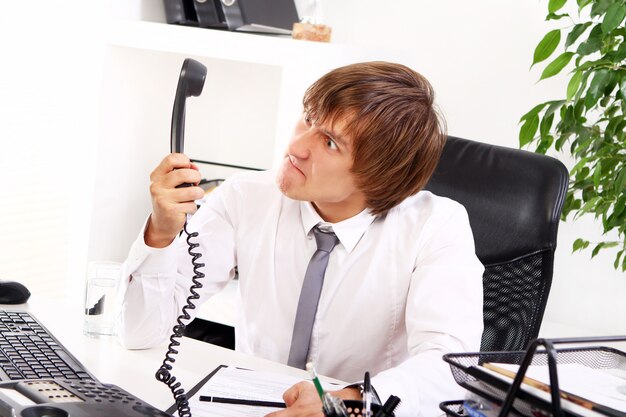 Succesvolle zakenman die telefonisch spreekt