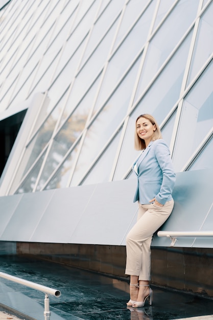 Succesvolle zakenvrouw in blauw pak