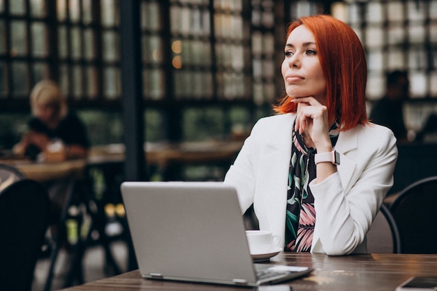 Succesvolle zakenvrouw werken op laptop in een café