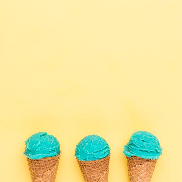 Gratis Foto suikerkornetten met turquoise ijs
