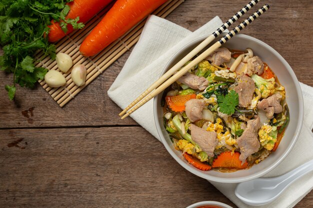 Sukiyaki varkensvlees op houten tafel