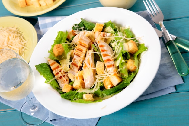 Summer chicken Caesar salade op picknicktafel
