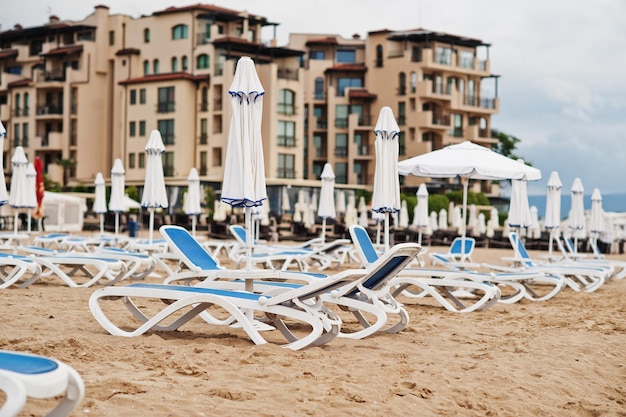 Sunny Beach aan de Zwarte Zee in Bulgarije Zomervakantie reisvakantie Zonnebanken