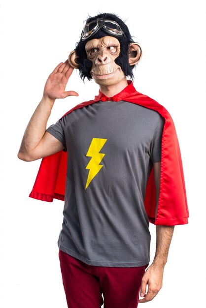 Superhero Monkey Man luistert iets