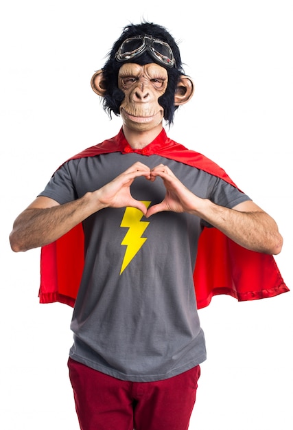 Superhero Monkey Man maakt een hart met zijn handen