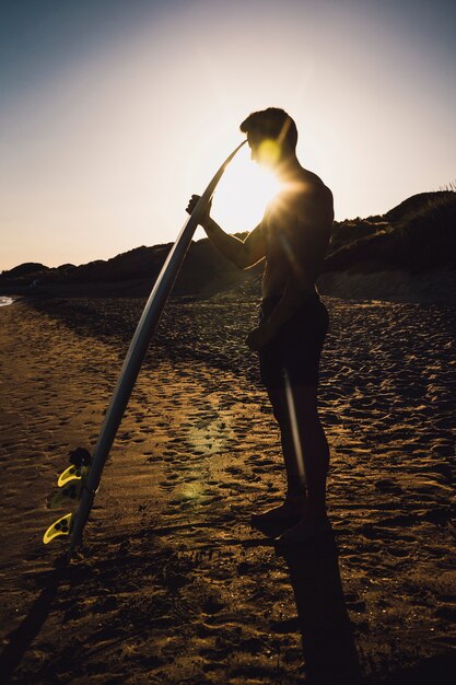 Surfer bij zonsondergang